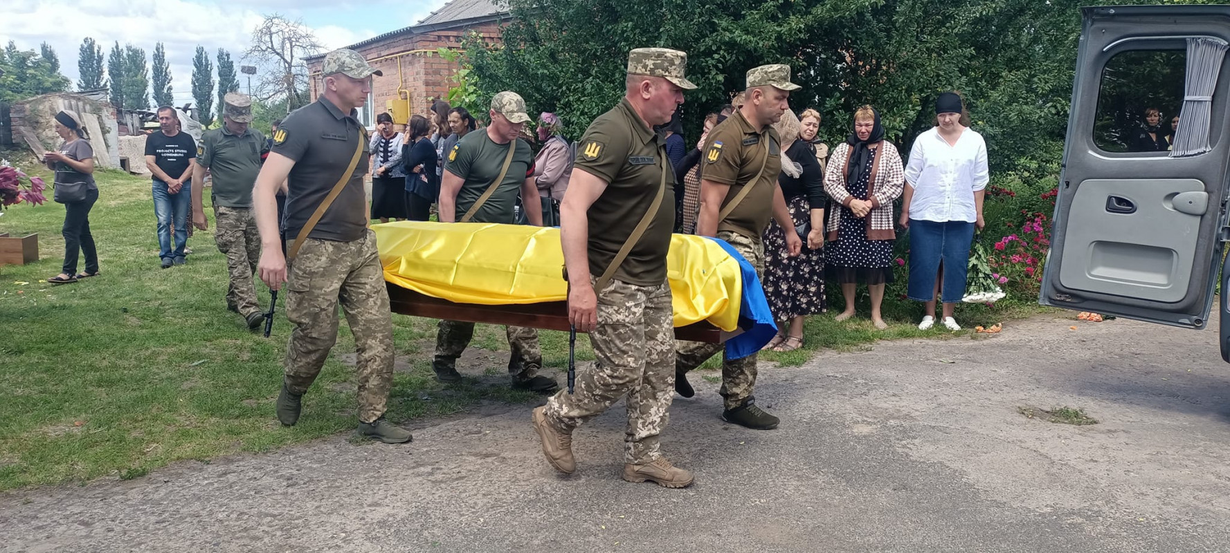 У селі на Волині в останню дорогу провели 31-річного Героя Володимира Столярчука