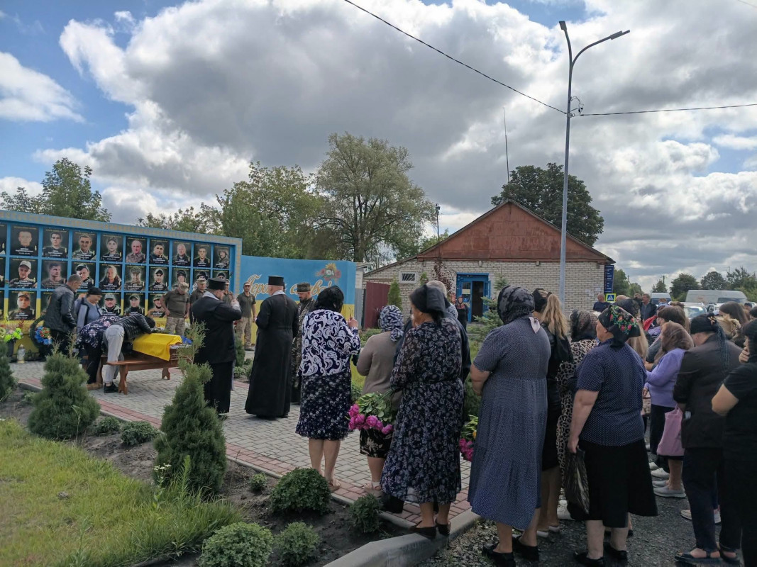 На Волині провели в останню путь 44-річного захисника Олександра Нікітіна, який загинув на Чернігівщині
