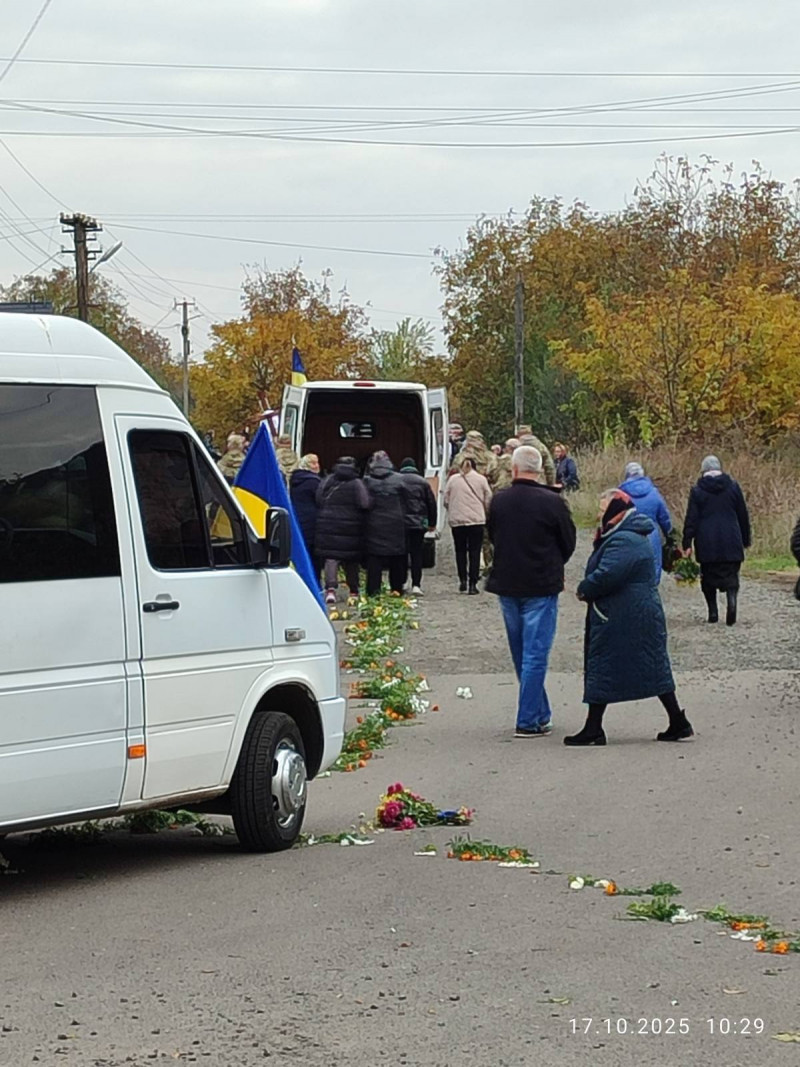 Його життя обірвалося на полі бою: на Волині в останню земну дорогу провели загиблого Героя Олександра Пальшина
