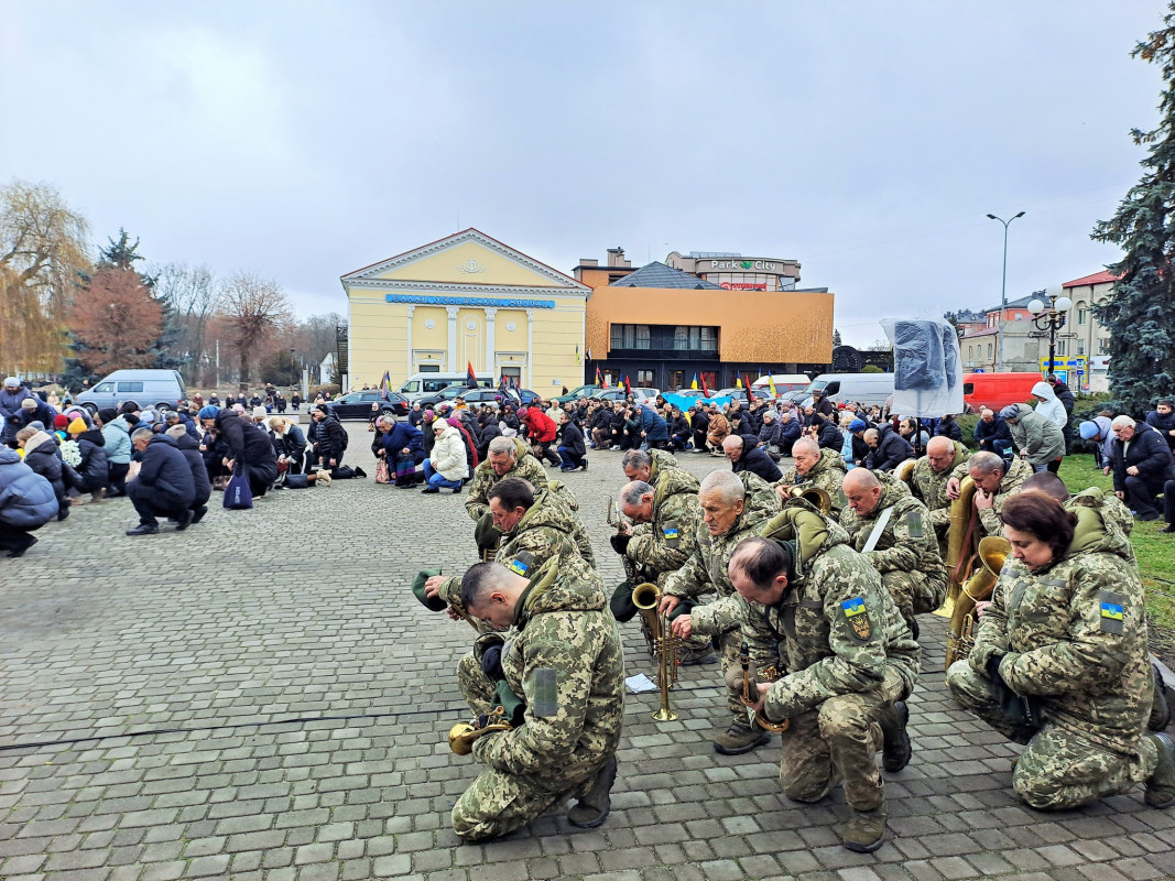 Коровай ділили на кладовищі: у Ковелі в останню путь провели 18-річного Героя Дмитра Приймачука