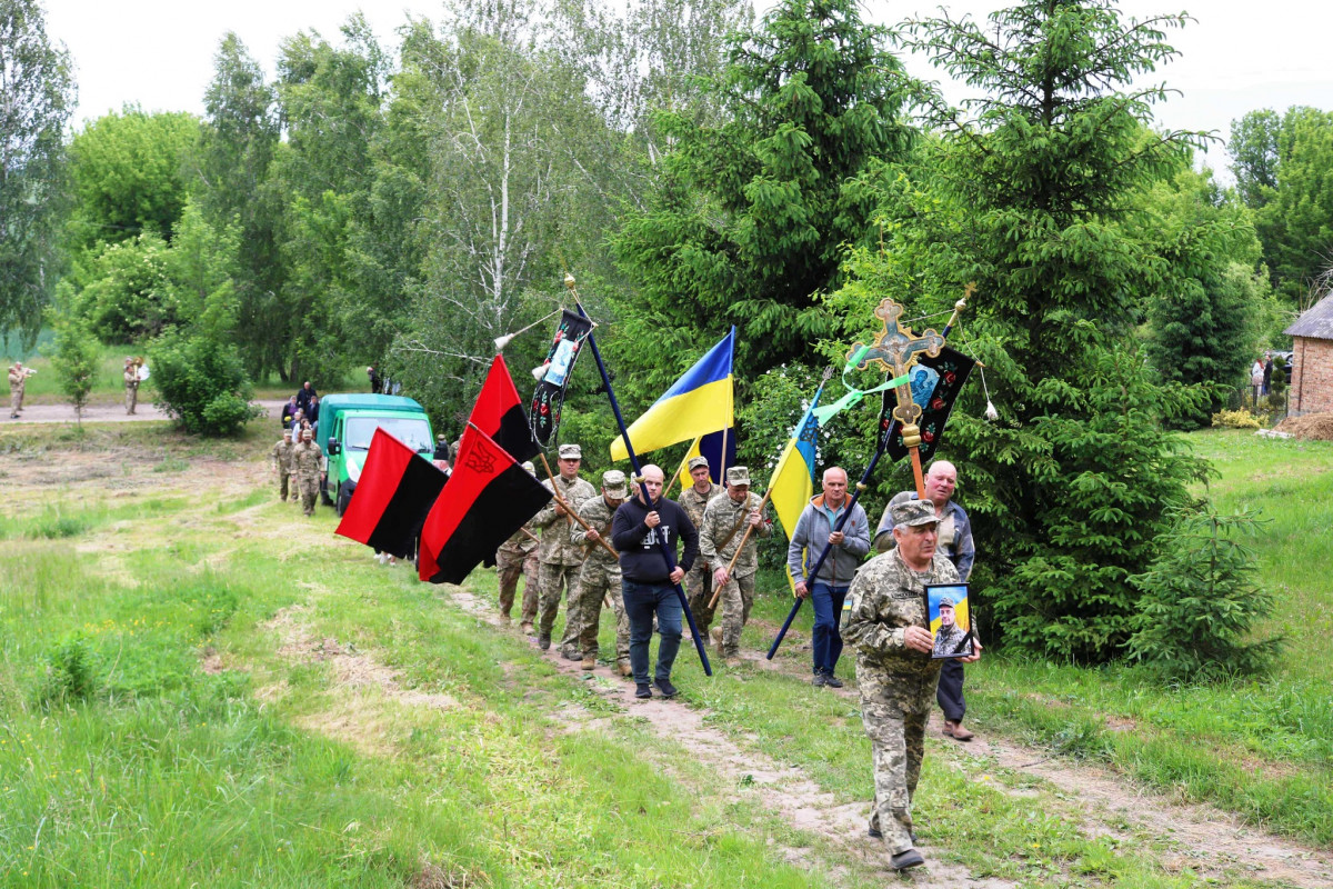 Півтора року вважався зниклим безвісти: на Волині попрощалися з полеглим Героєм Сергієм Замлинним