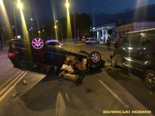 У Луцьку - аварія за участі буса, фури та легковика: є постраждалі