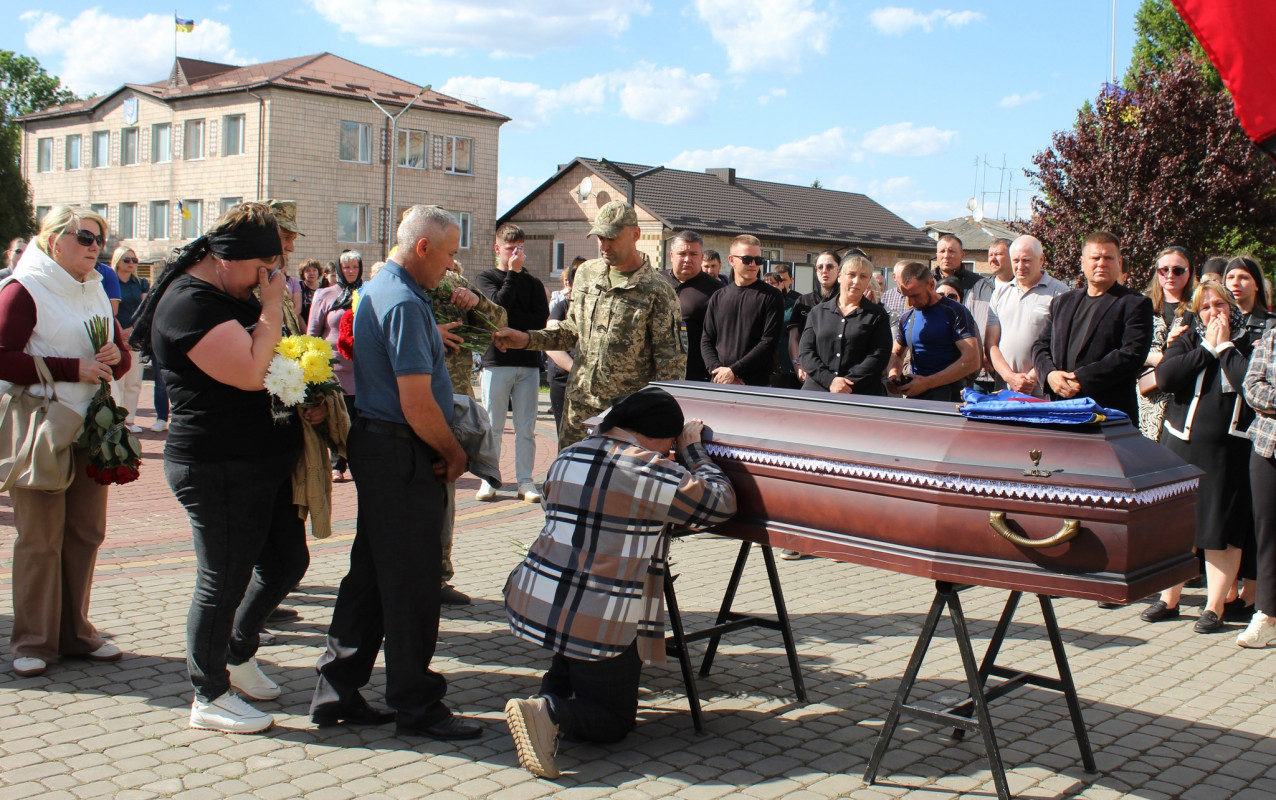 «Врятував побратима ціною власного життя»: на Волині попрощалися з 25-річним Героєм Андрієм Лавренчуком