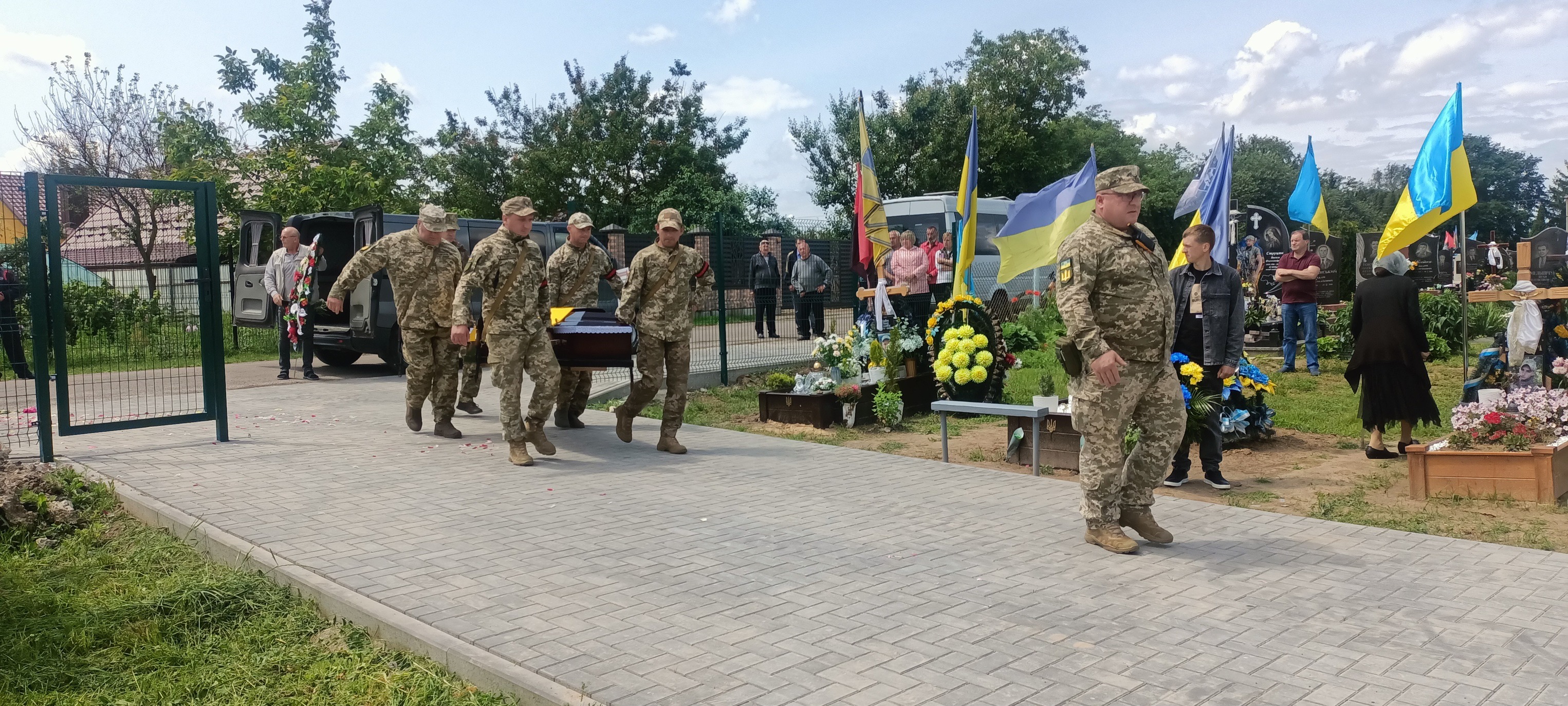 Молоде життя обірвала жорстока війна у віці 28 років: у Луцькому районі попрощалися з Героєм Артемом Мулявкою