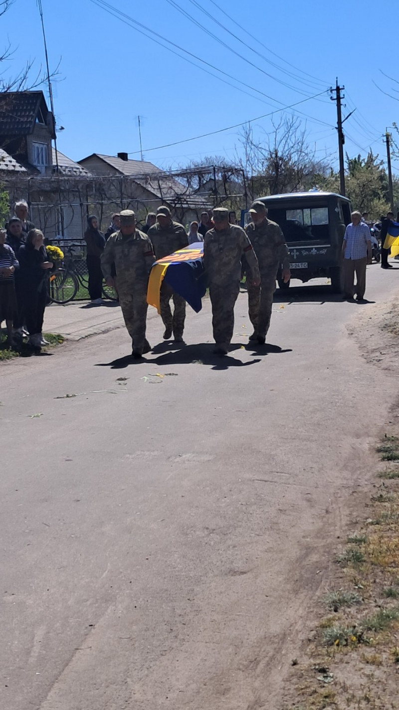 Понад 2 роки вважався зниклим безвісти: на Волині поховали Героя Володимира Кожевнікова