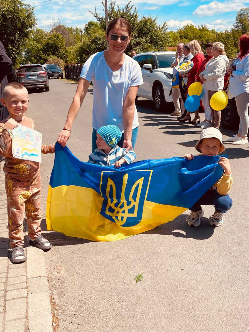 Зі сльозами радості та прапорами: на Волині емоційно зустріли звільненого з полону воїна Вадима Яковського