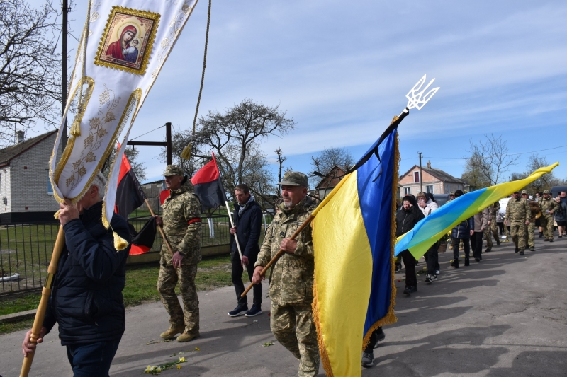 Коровай ділили на кладовищі: на Волині сотні людей прийшли попрощатися з Героєм Миколою Гацем