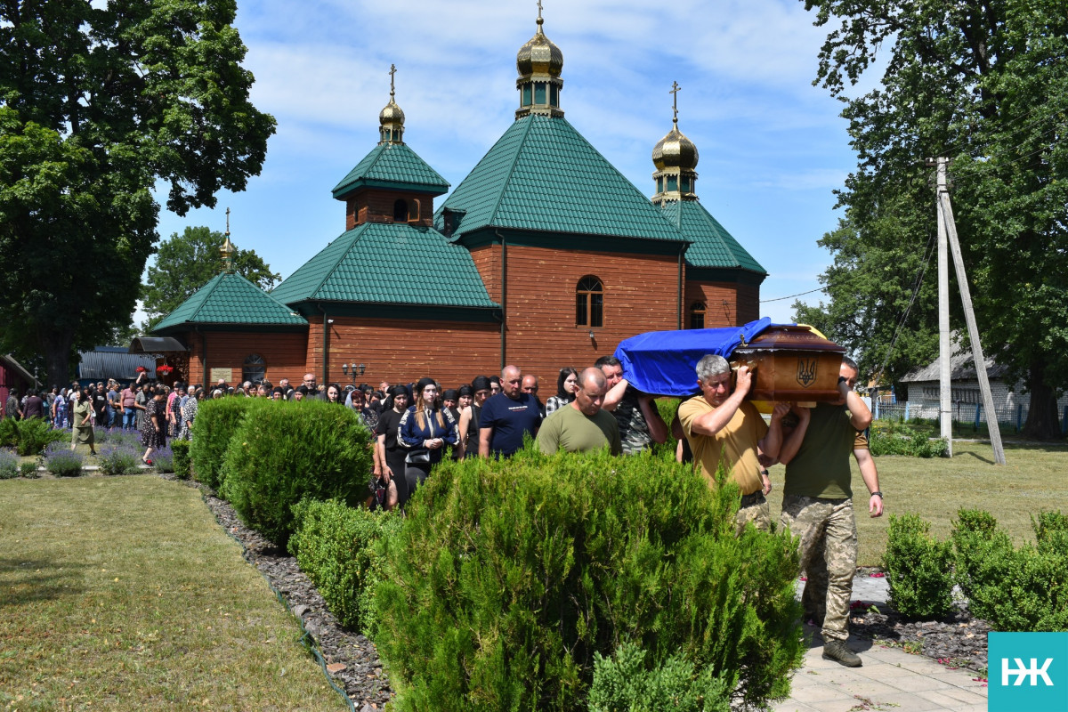 Кохана – у чорному, село – в сльозах: на Волині попрощалися з молодим Героєм Володимиром Черевком
