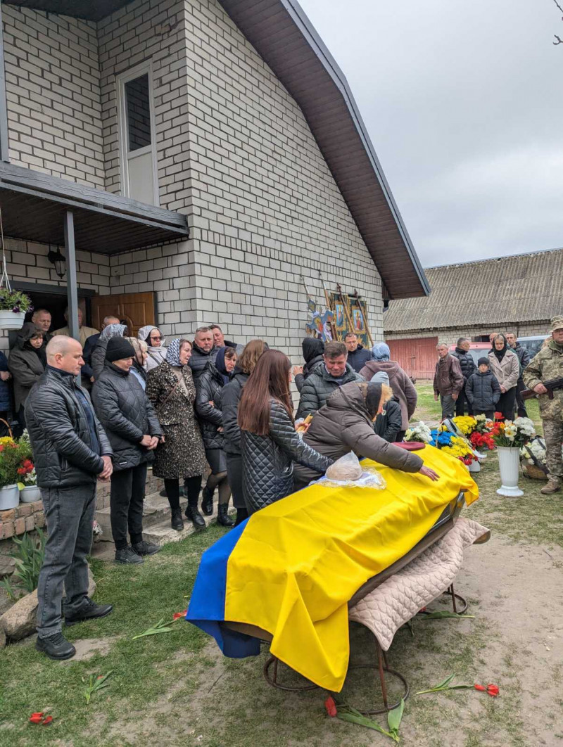 Понад півтора року вважався зниклим безвісти: на Волинь «на щиті» повернувся Герой Дмитро Новосад