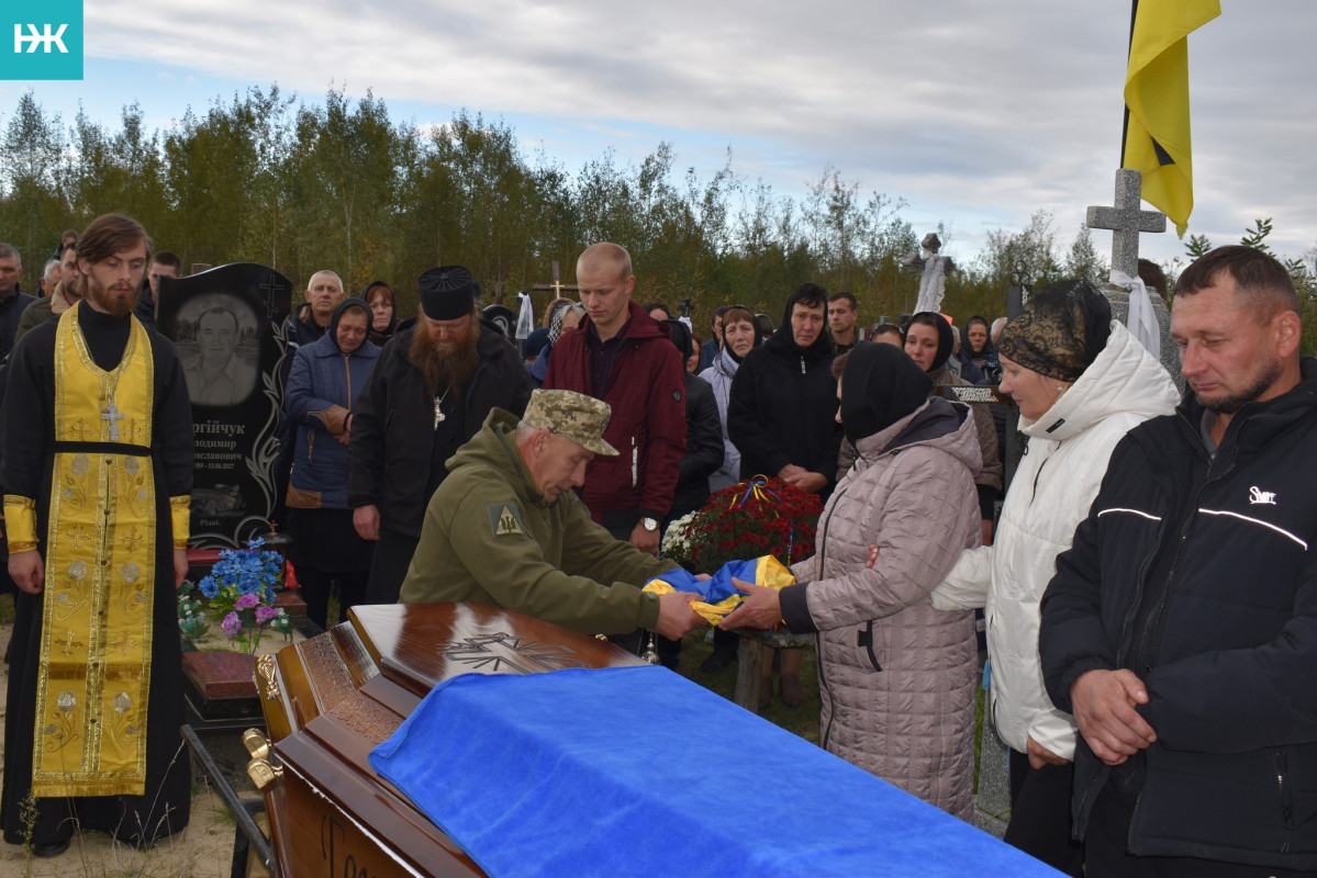 Громада у жалобі: на Волині в останню дорогу провели молодого захисника Станіслава Барана