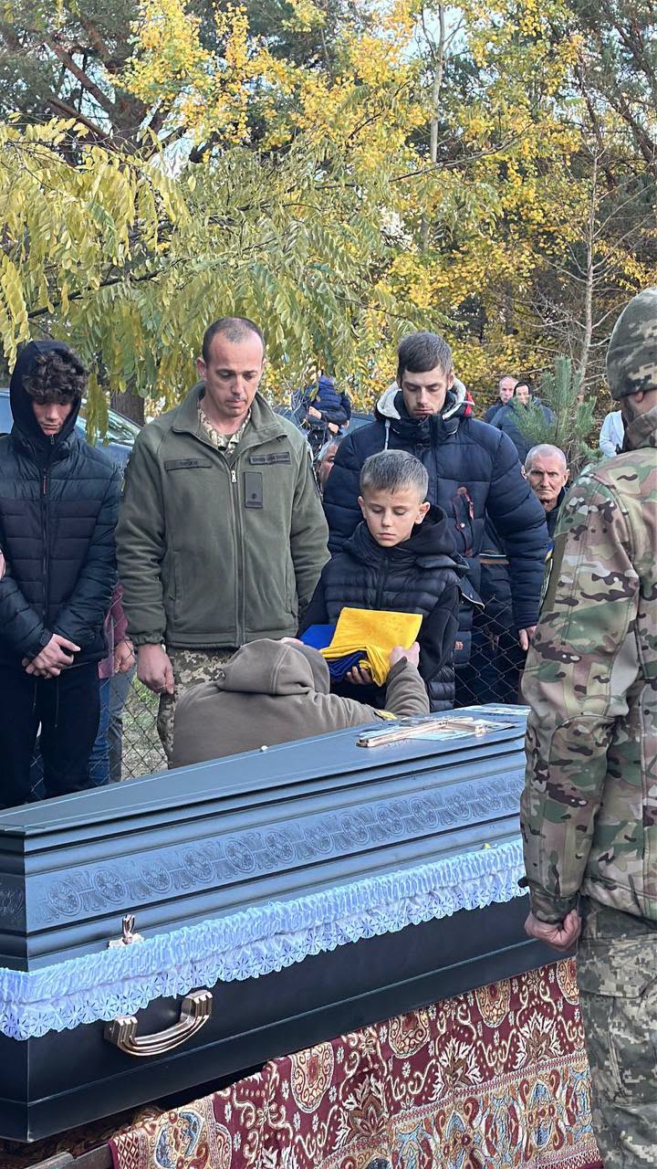 На Волині провели в останню дорогу воїна Романа Лисюка, який помер від важкого поранення