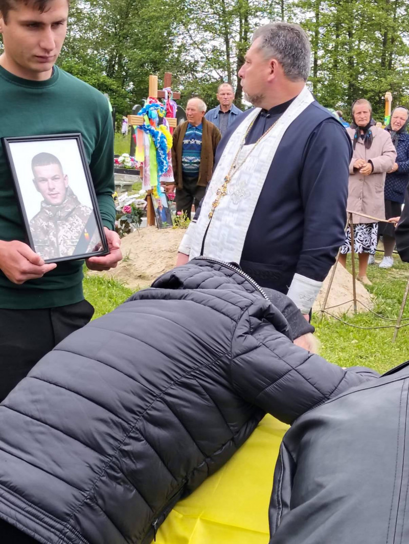 Жорстока війна залишила батьків без сина: у Луцькому районі провели в останню путь 26-річного Героя Романа Климчука