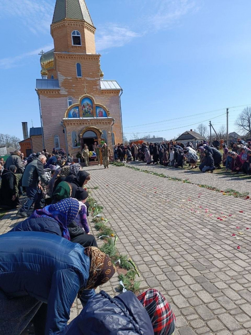 Прекрасний чоловік і батько, надійний побратим: на Волині поховали 29-річного захисника Миколу Півня