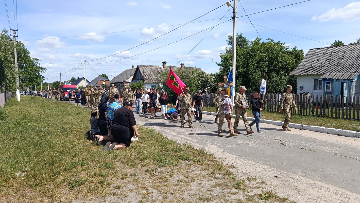 Без батька залишилися троє донечок: волиняни попрощалися із загиблим Героєм Андрієм Григолою