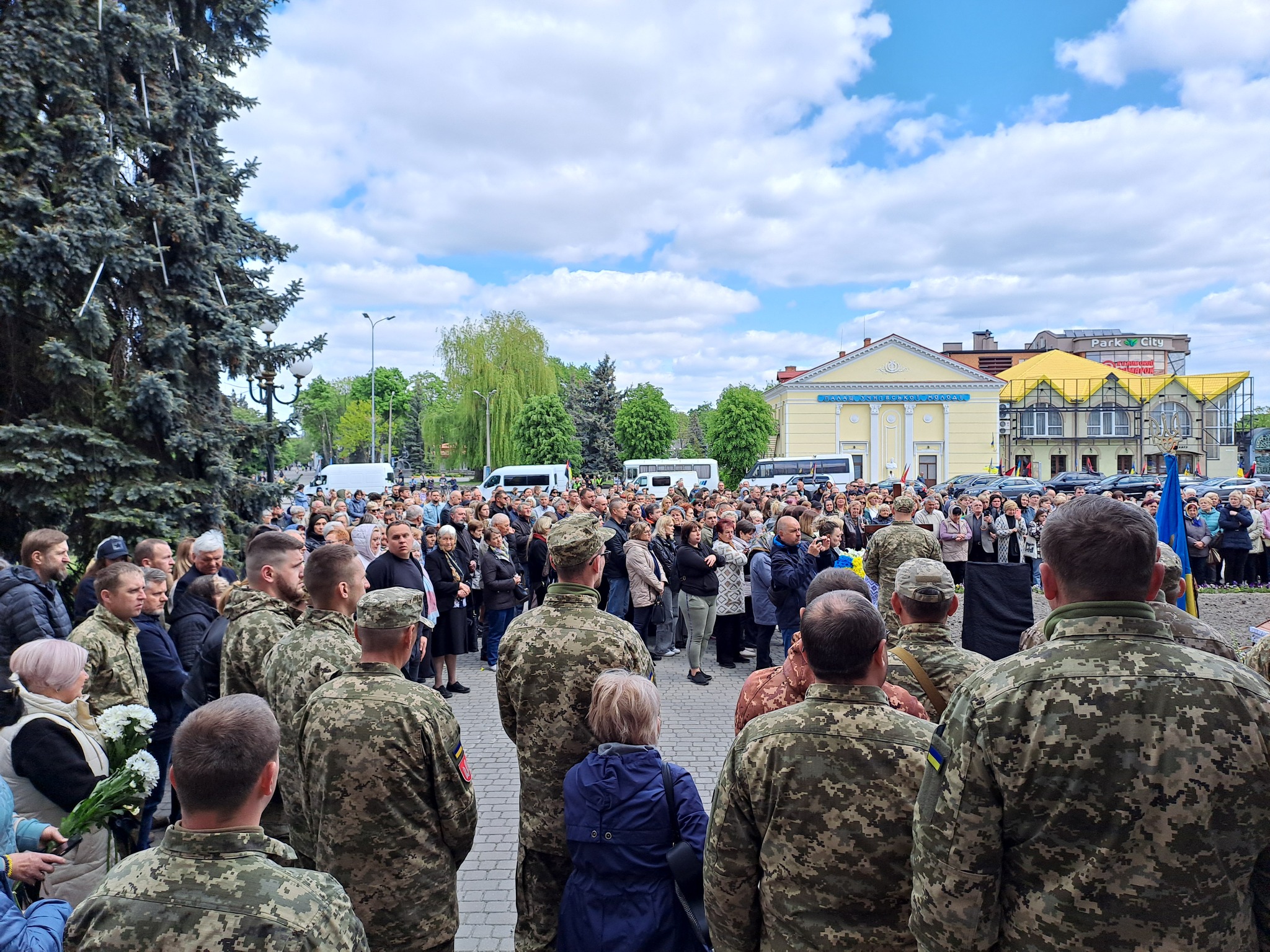 «Тато – моя душа, яку з мене вирвали»: на Волині в один день попрощалися з двома Героями - Максимом Плотніковим та Русланом Фатхудіновим