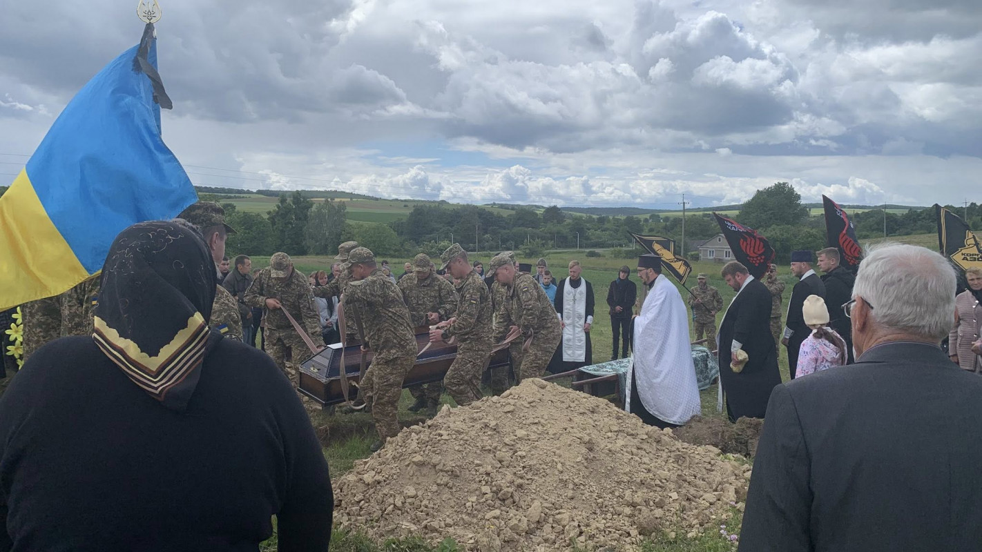 Віддав життя за Україну: на Волині провели в останню дорогу воїна Юрія Ростанюка