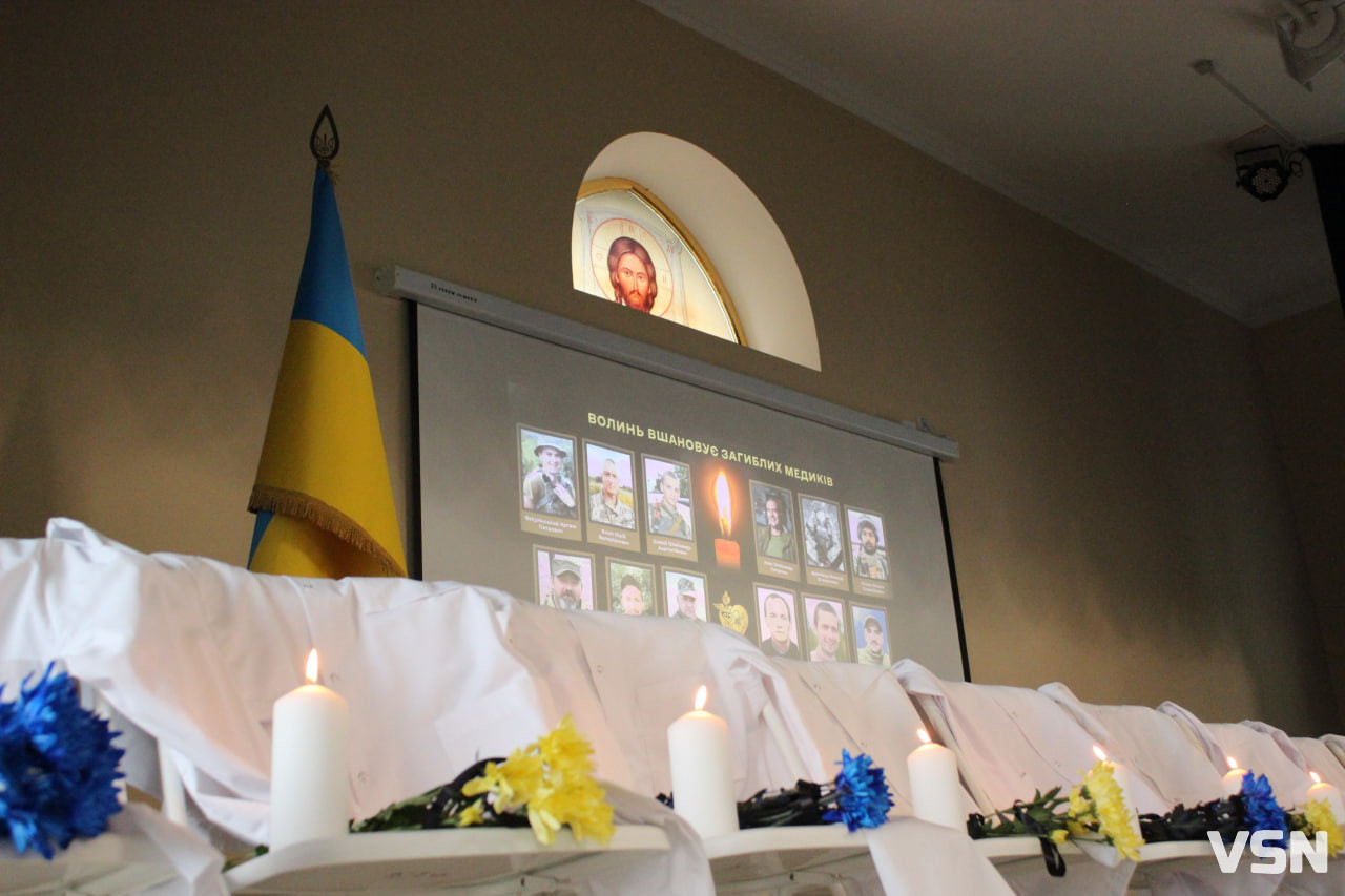 «Мамо, я йду»: у Луцьку вшанували загиблих військових медиків