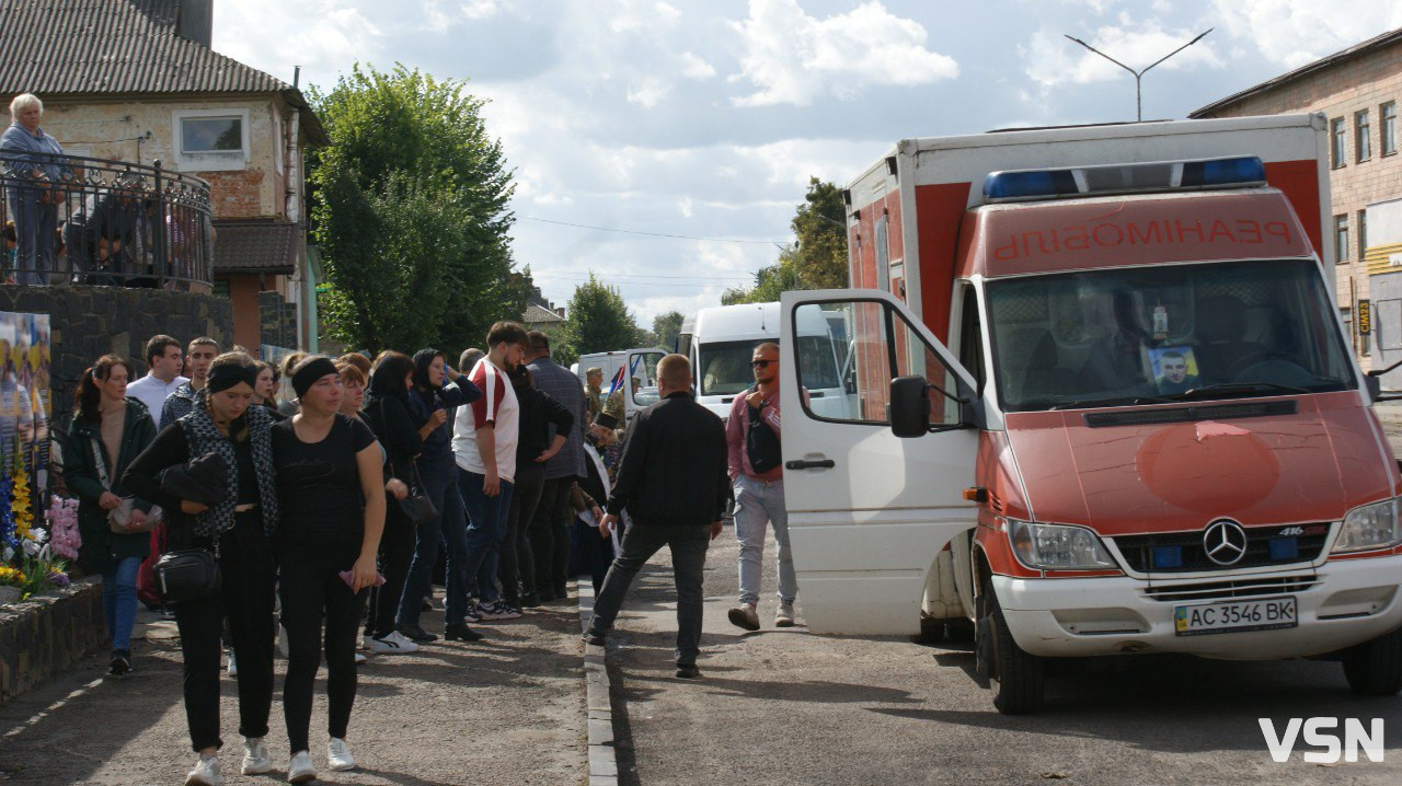 Повернувся додому після майже дворічної невідомості: Рожищенська громада зустріла «на щиті» Героя Віталія Козла. Фото