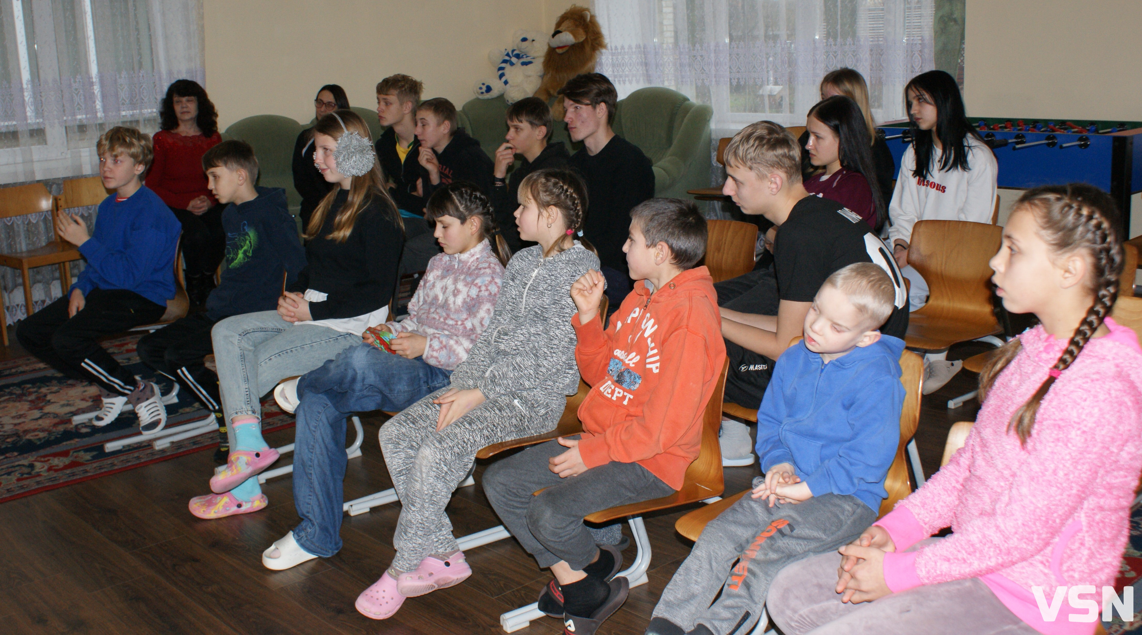 Поет з Волині передав допомогу дітям у Рожищі від американських письменників