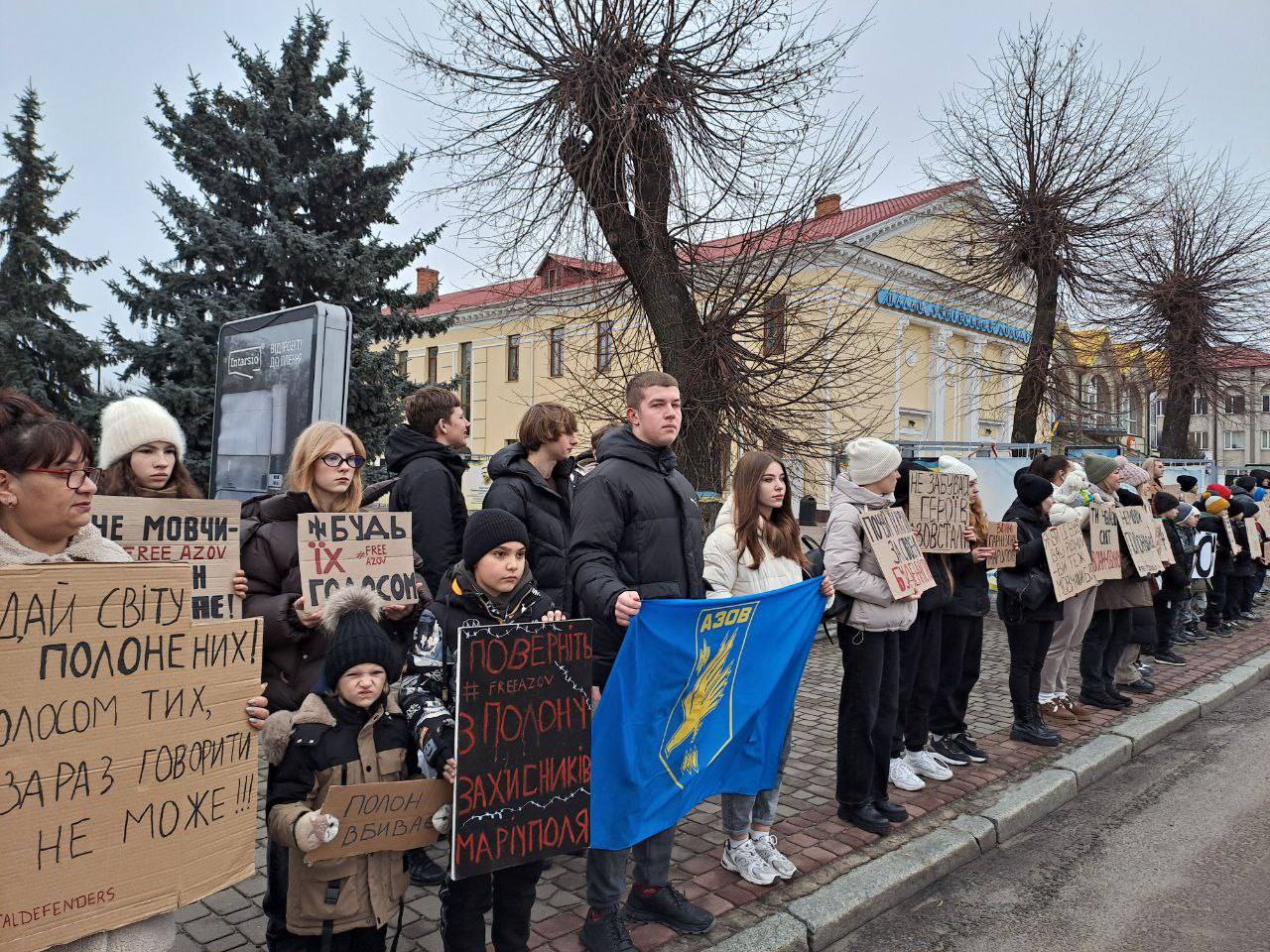 «Не мовчи! Полон вбиває»: на Волині пройшла акція підтримки полонених бійців полку «Азов»