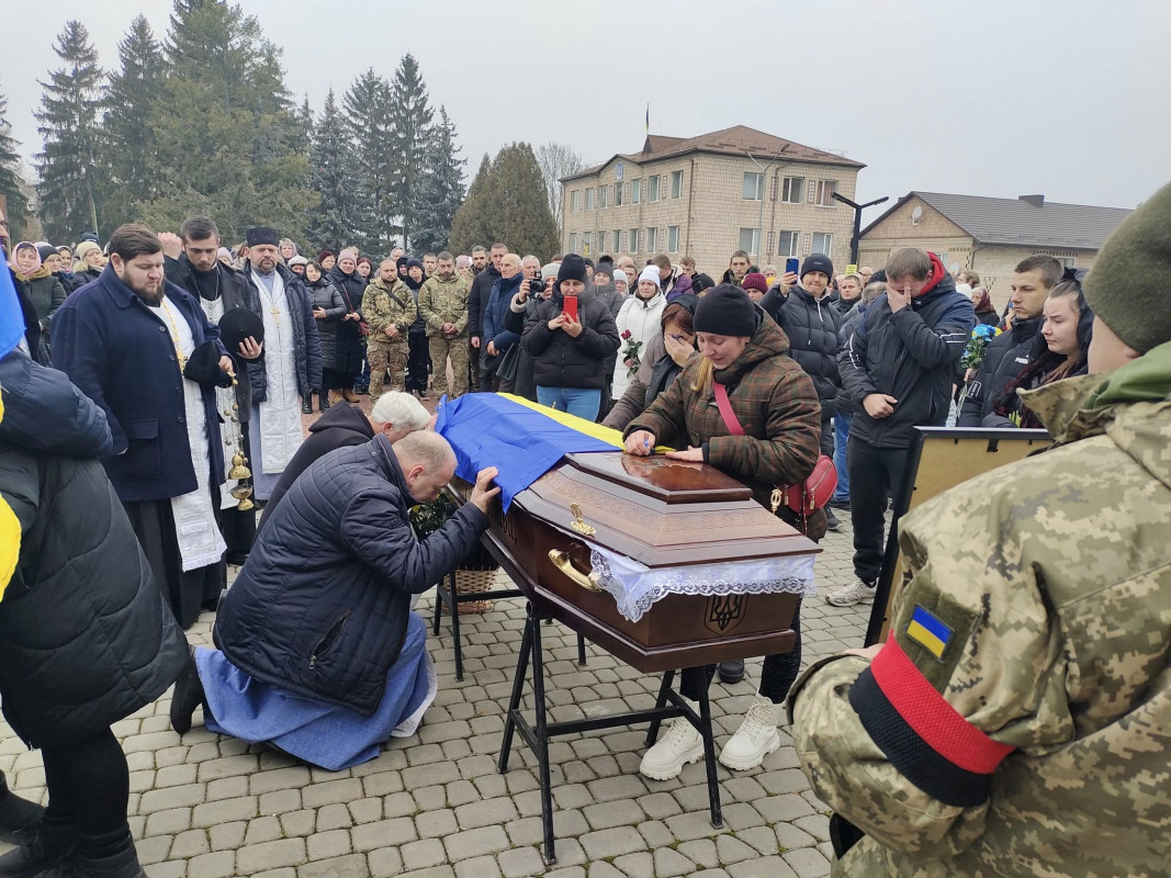 Знайшов вічний спочинок на Різдво: на Волині попрощалися із 22-річним Героєм Максимом Томчуком