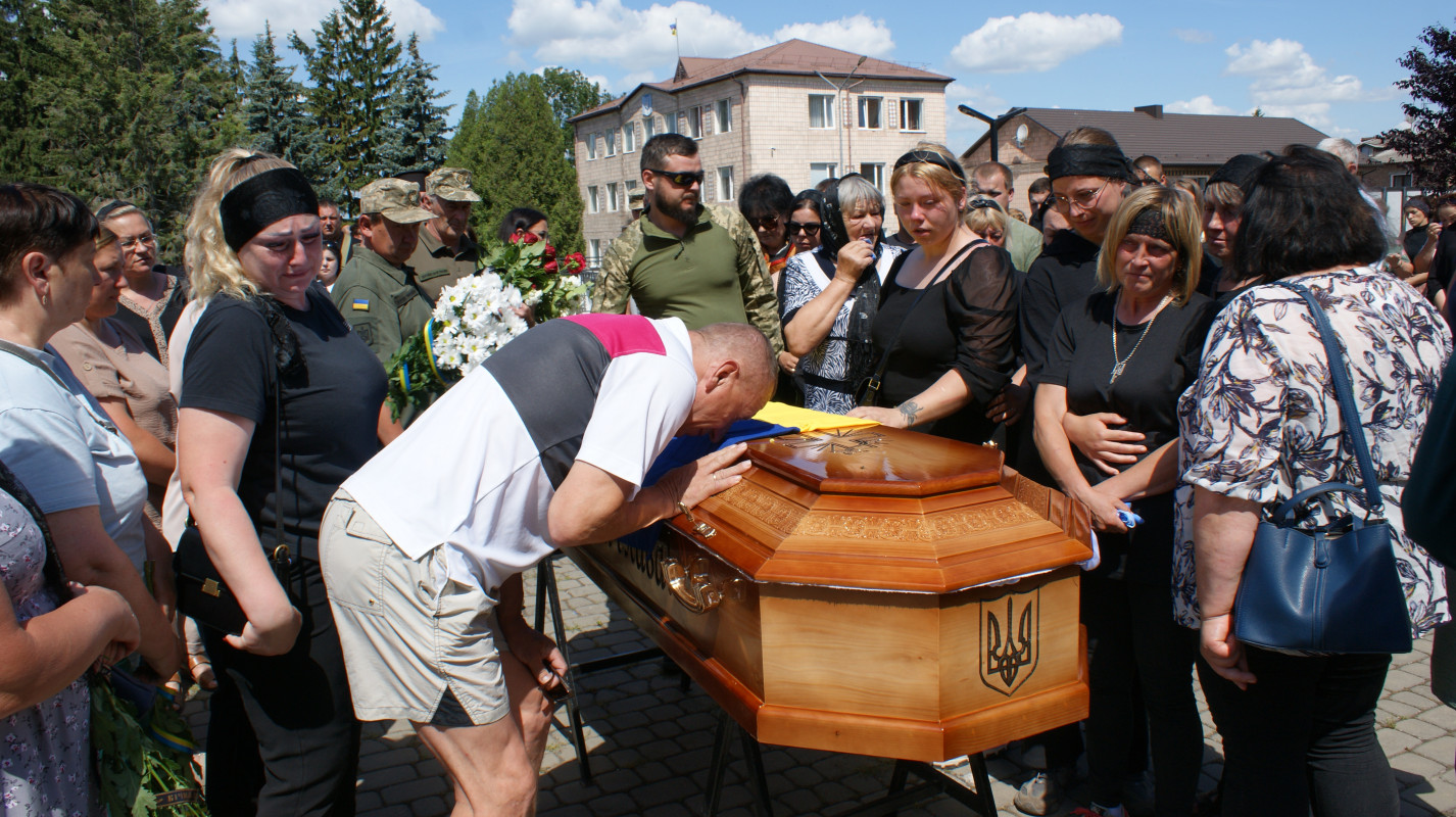 «За його голову окупанти обіцяли винагороду»: на Волині попрощалися з легендарним розвідником Віктором Зенцом
