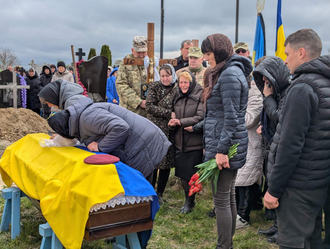 Понад півтора року вважався зниклим безвісти: на Волинь «на щиті» повернувся Герой Дмитро Новосад