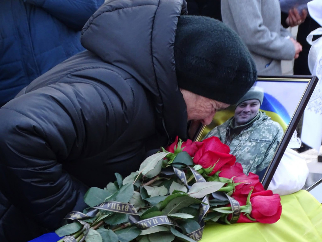 Після довгих місяців невідомості: на Волині провели в останню путь захисника Віталія Дудика