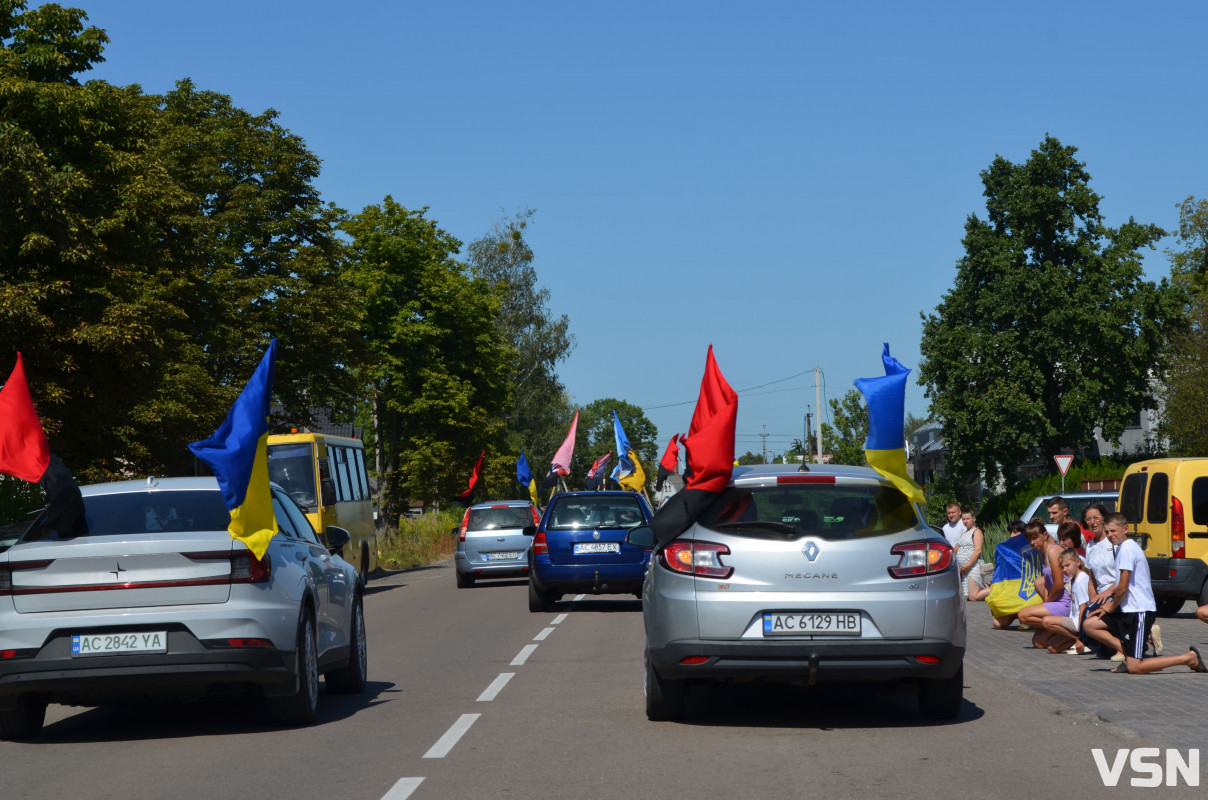 Сотні людей, прапори та квіти: востаннє додому повернувся Герой з Волині Степан Павлович