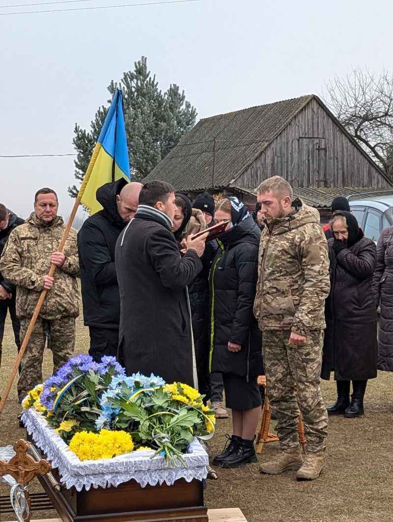 Завжди був готовий допомогти: на Волині провели в останню дорогу загиблого воїна Івана Оніщука