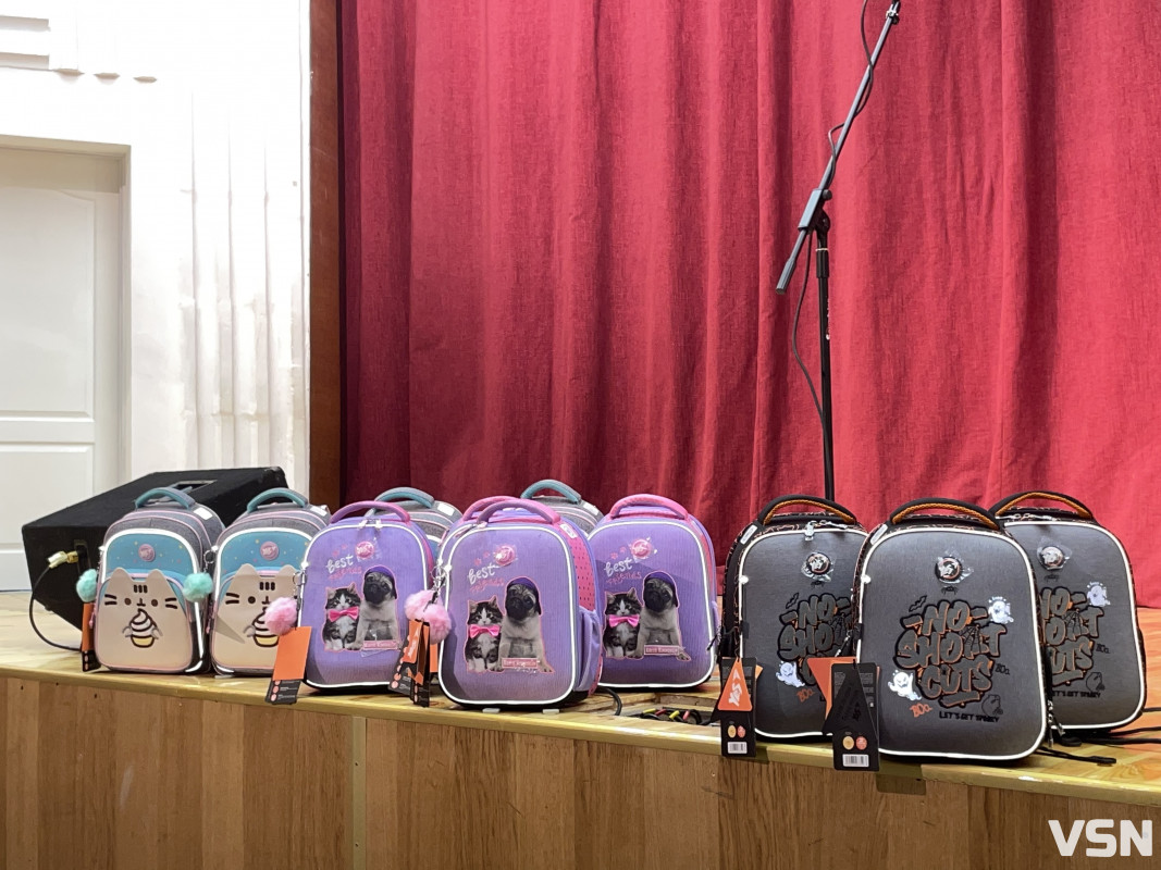 У Луцьку діти військовослужбовців та ВПО отримали портфелі з канцтоварам від громади