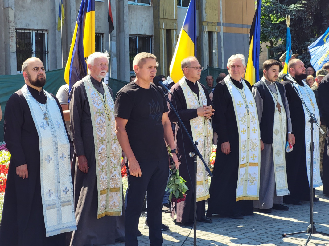 Син і донька втратили батька: на Волині попрощались з Героєм Дмитром Лисюком