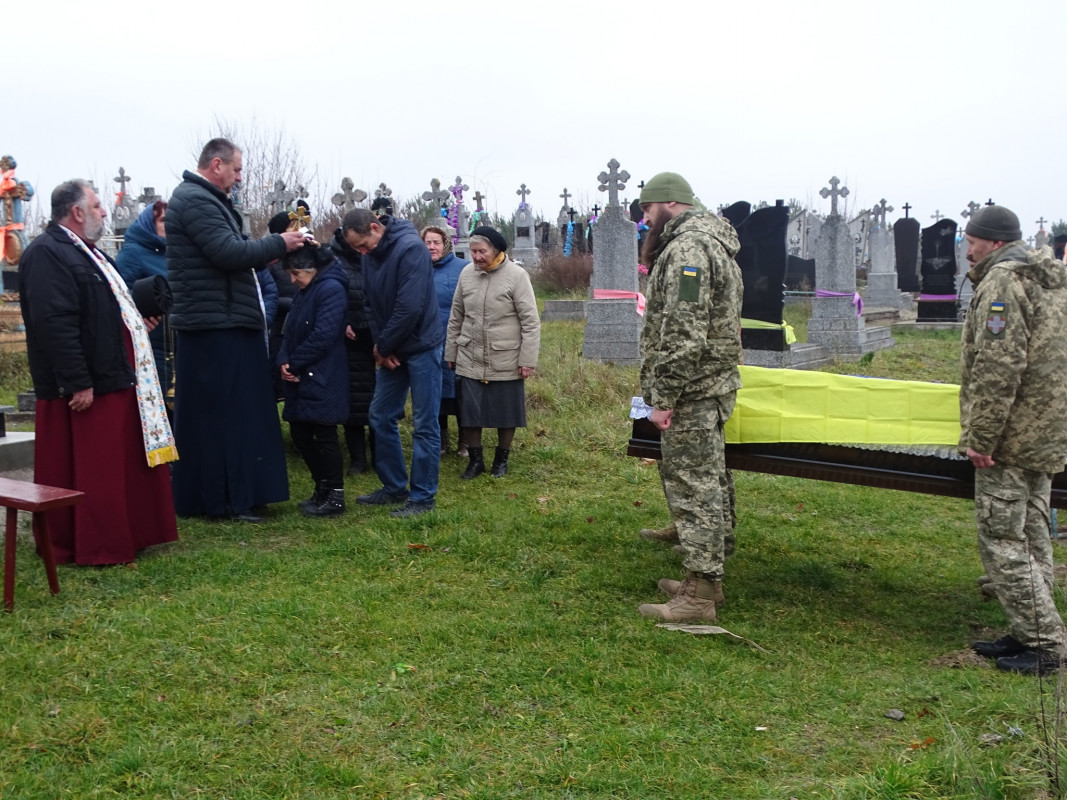 Життя воїна обірвалося на пів слові... Йому назавжди 39: на Волині в останню дорогу провели Героя Дениса Гаврилюка