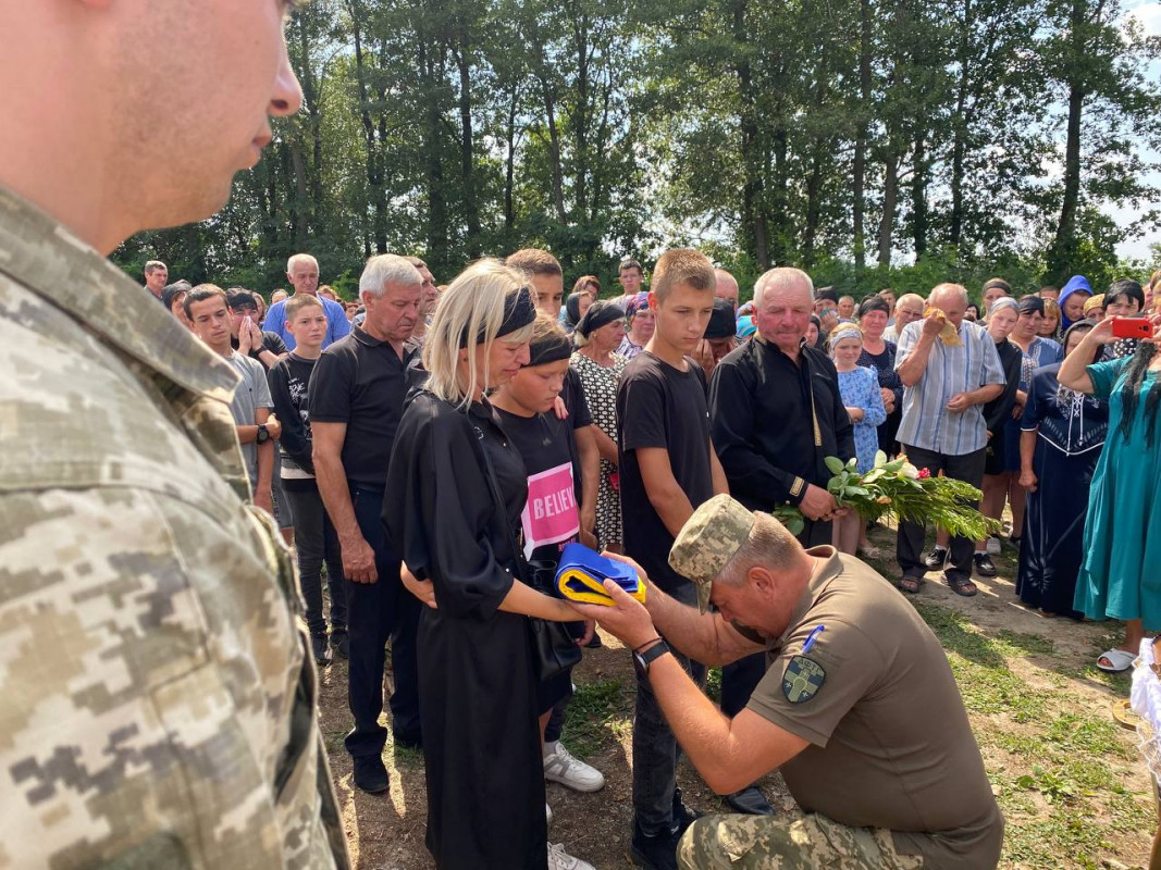 Двоє дітей залишилися без тата: на Волині провели в останню путь військовослужбовця Миколу Ковальчука