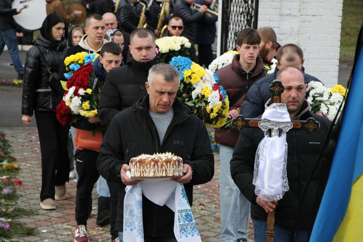 Йому навіки 25 років: на Волині всім селом прощалися з молодим Героєм Богданом Борисюком