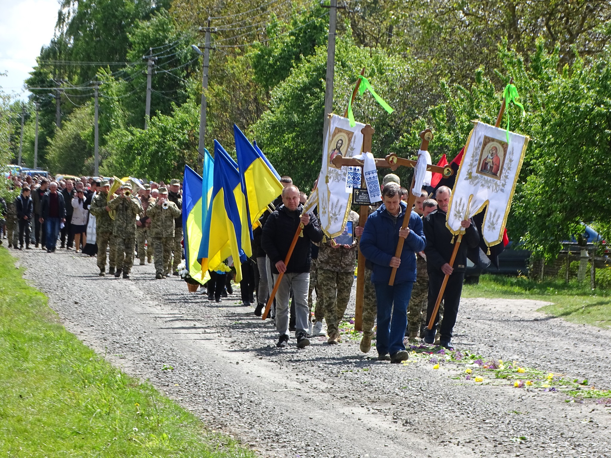 «Вивозив з поля бою поранених, рятував життя, повертав тіла загиблих»: на Волині сотні людей провели в останню дорогу Героя Володимира Кміна