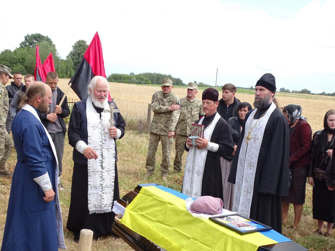 Через майже два роки після загибелі на Волині поховали Героя Валерія Кікавського