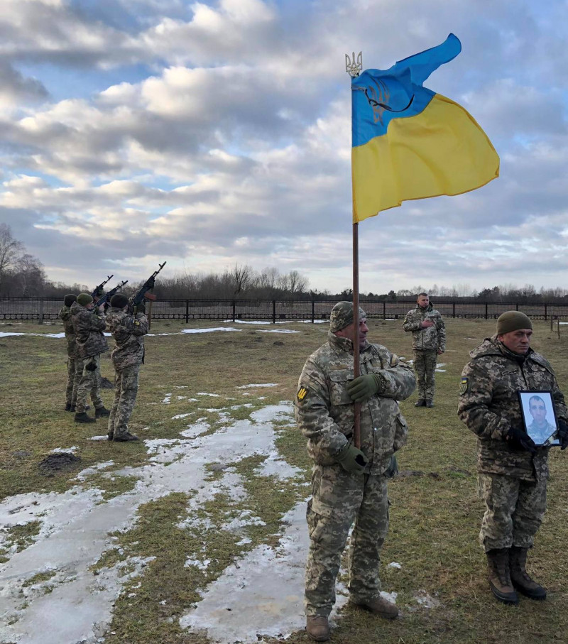 Рано втратив батьків: на Волині попрощалися із молодим Героєм Тарасом Сохацьким