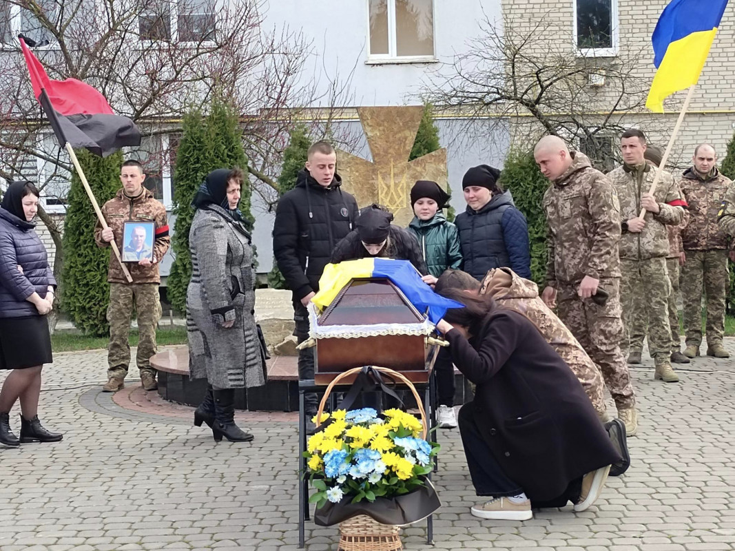Син Героя, як і батько, захищає Україну: на Волині попрощалися із полеглим Василем Гавруком
