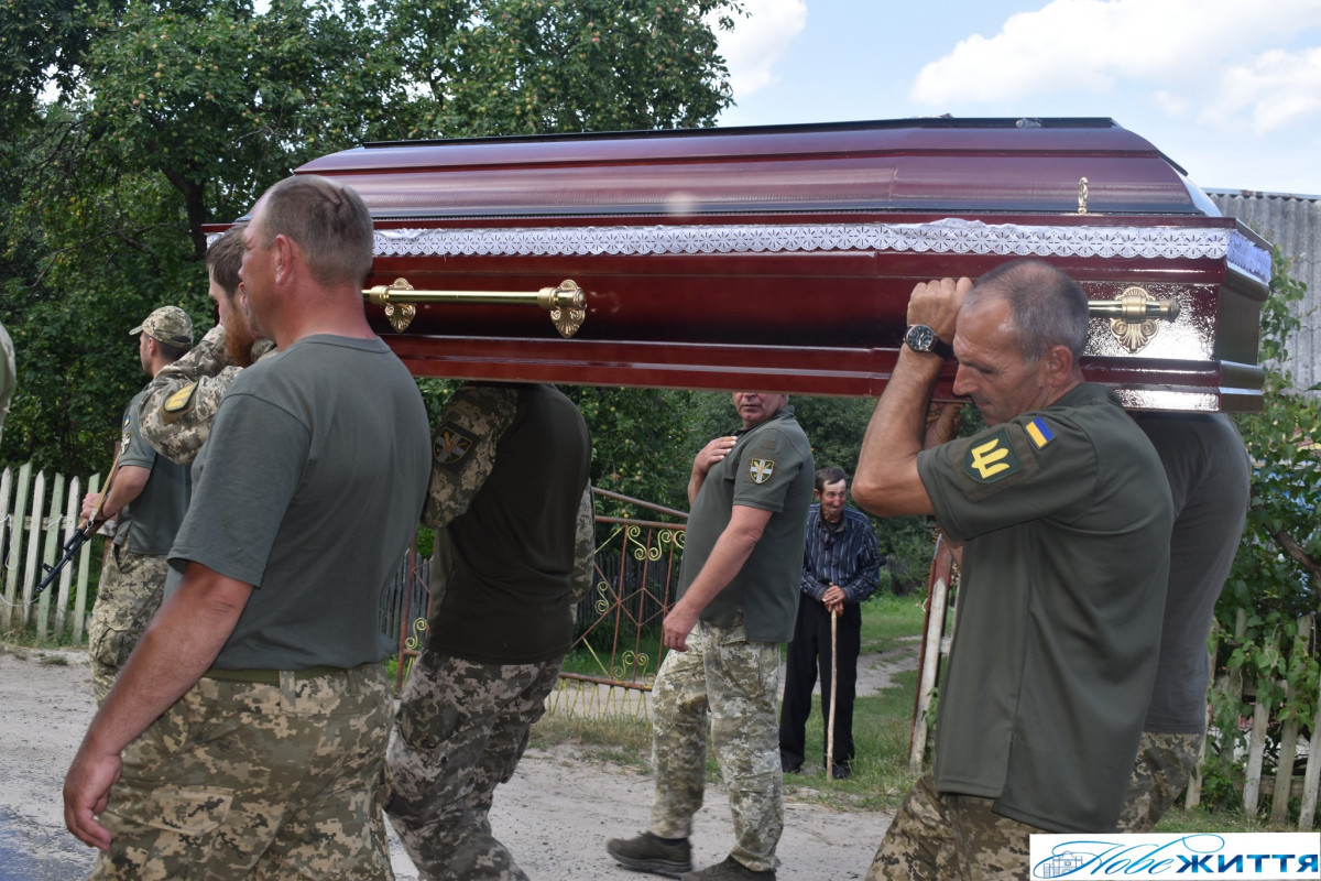 Залишилися дружина та маленький синочок: волиняни попрощалися із загиблим Героєм Миколою Жилком