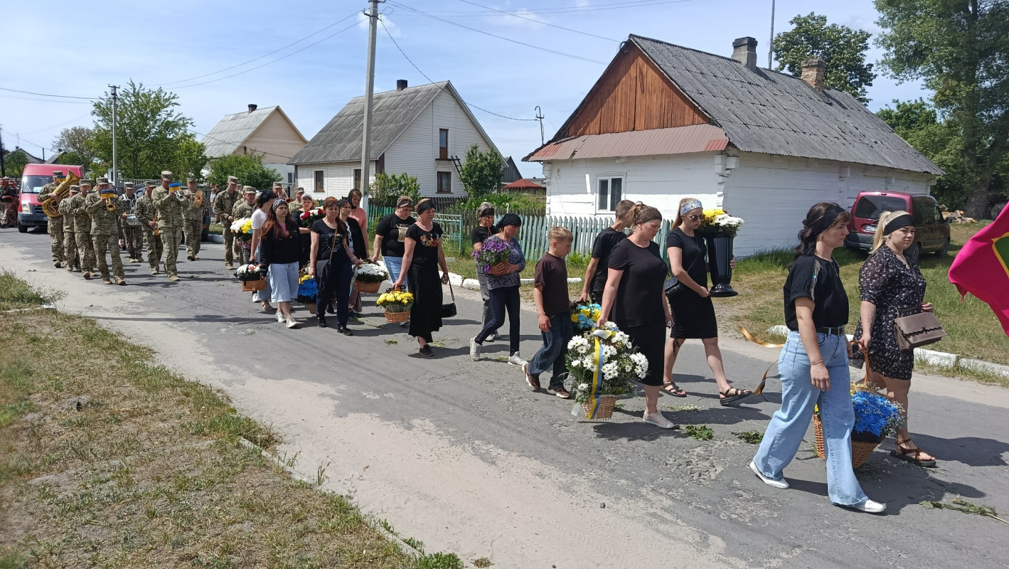 Без батька залишилися троє донечок: волиняни попрощалися із загиблим Героєм Андрієм Григолою