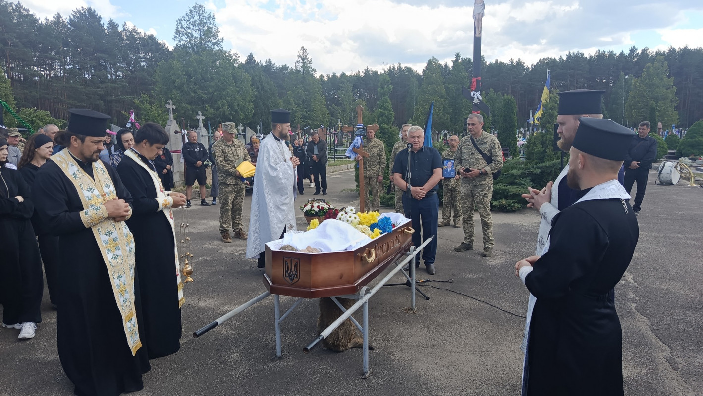 Біль втрати, що не стихає: у громаді на Волині провели в останню дорогу підполковника Повітряних сил України Юрія Халика