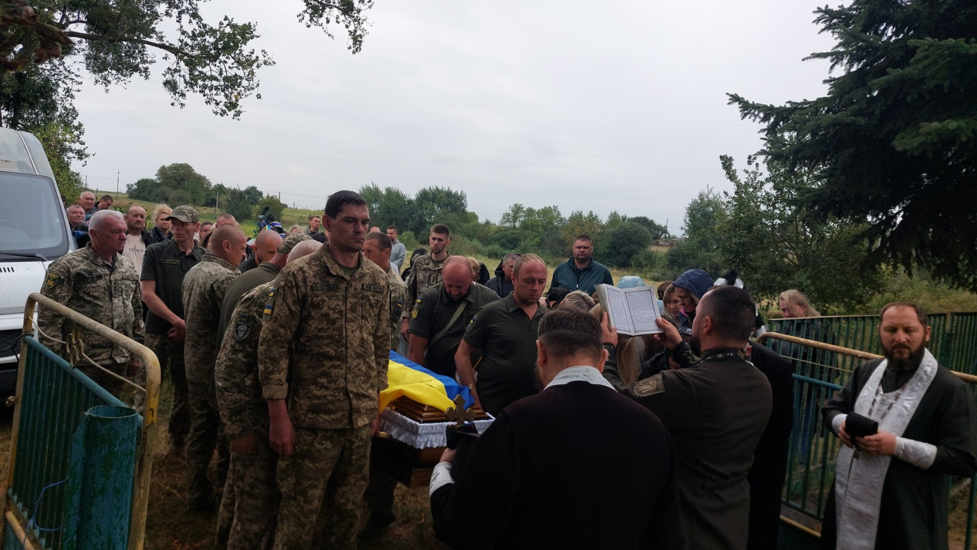 Три місяці боротьби за життя: на Волині провели в останню дорогу захисника Олександра Гуля