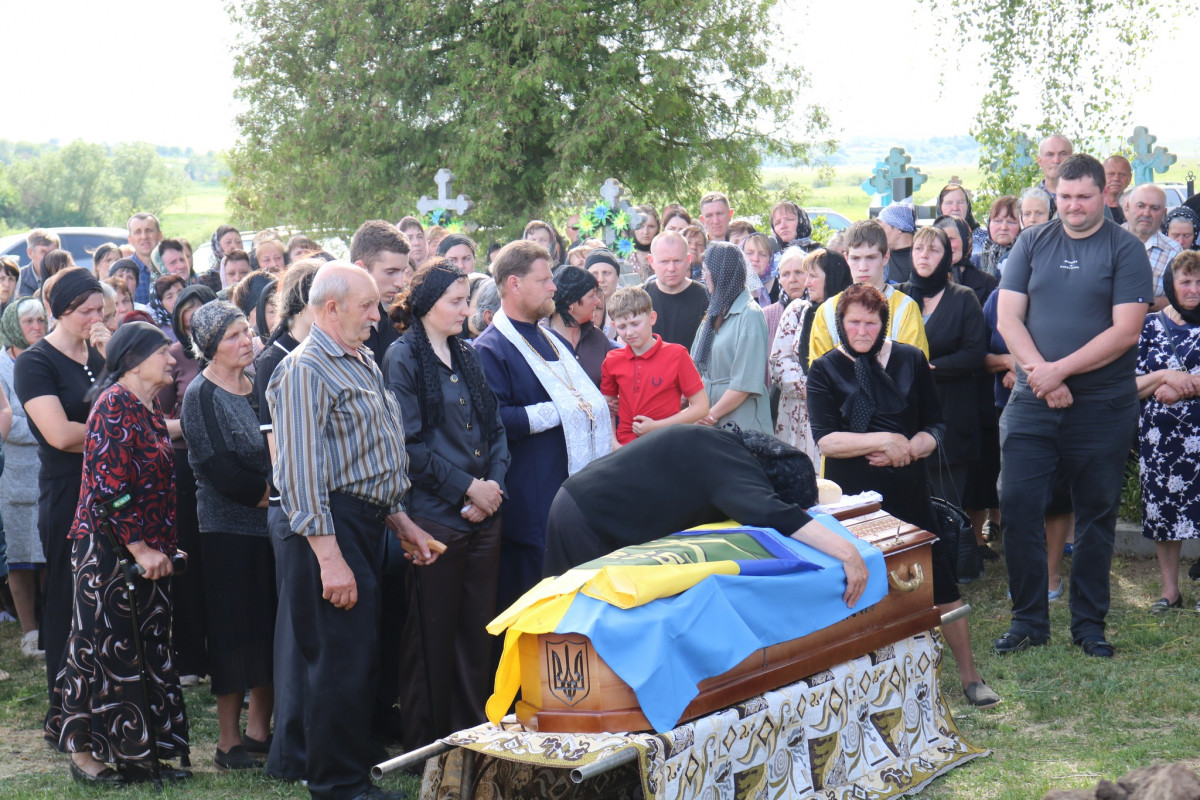 Понад 2 роки вважався зниклим безвісти: на Волині поховали воїна Віктора Миколайчука