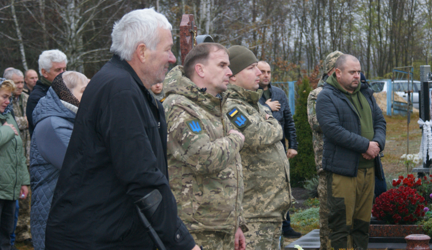 «Встелили всі села квітами, а хлопчика мого немає…»: у громаді на Волині провели в останню дорогу Героя Миколу Загоровця