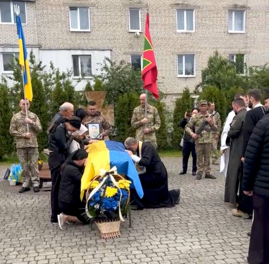 Весільний коровай розділили на кладовищі: на Волині попрощалися з молодими Героєм Сергієм Уляницьким