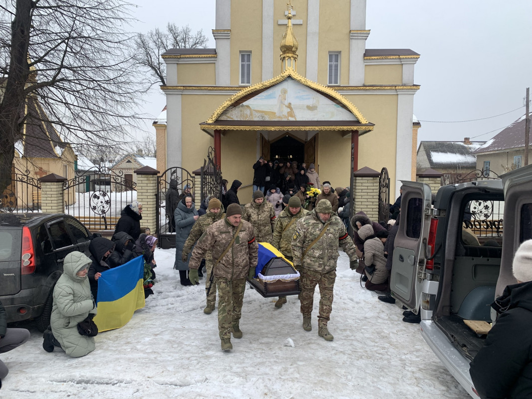 Загинув понад рік тому: на Волині провели в останню дорогу захисника Руслана Меріду