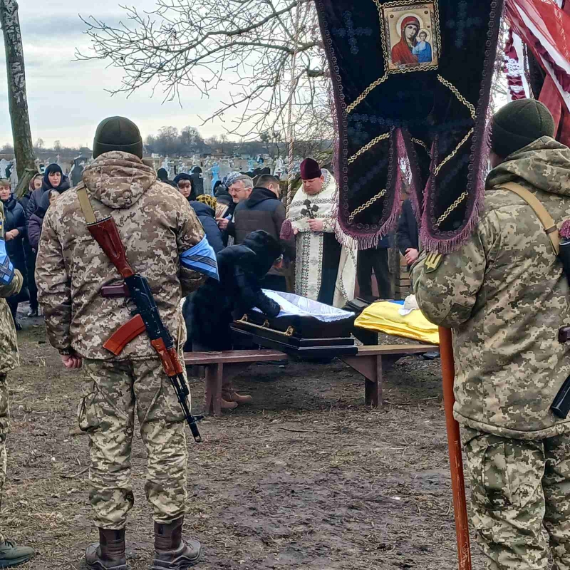 Захищав кожного з нас: волиняни провели в останню дорогу 57-річного Героя Віталія Шарапановського