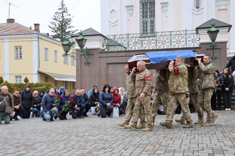 Загинув півтора року тому: у Луцьку попрощалися із воїном Іваном Литвинчуком