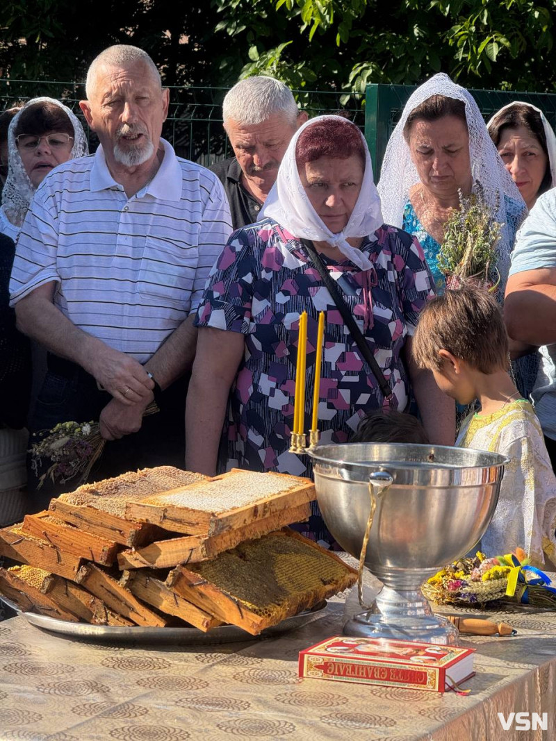 Як у луцькому храмі освячували мак та мед. Фоторепортаж